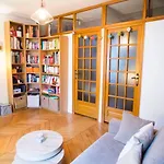 Spacious, modern, equipped apt in République