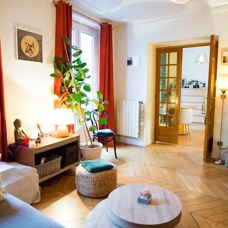 Spacious, Modern, Equipped Apt In République Appartamento Parigi