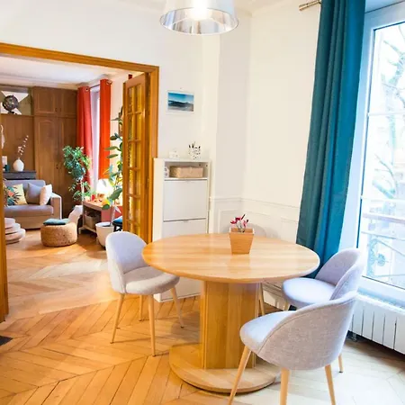 Appartamento Spacious, Modern, Equipped Apt In République Parigi