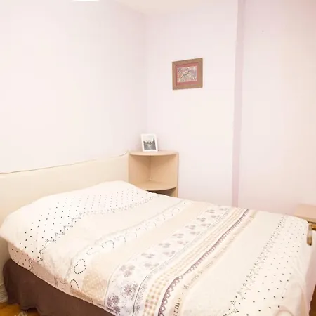 Appartamento Spacious, Modern, Equipped Apt In République Parigi
